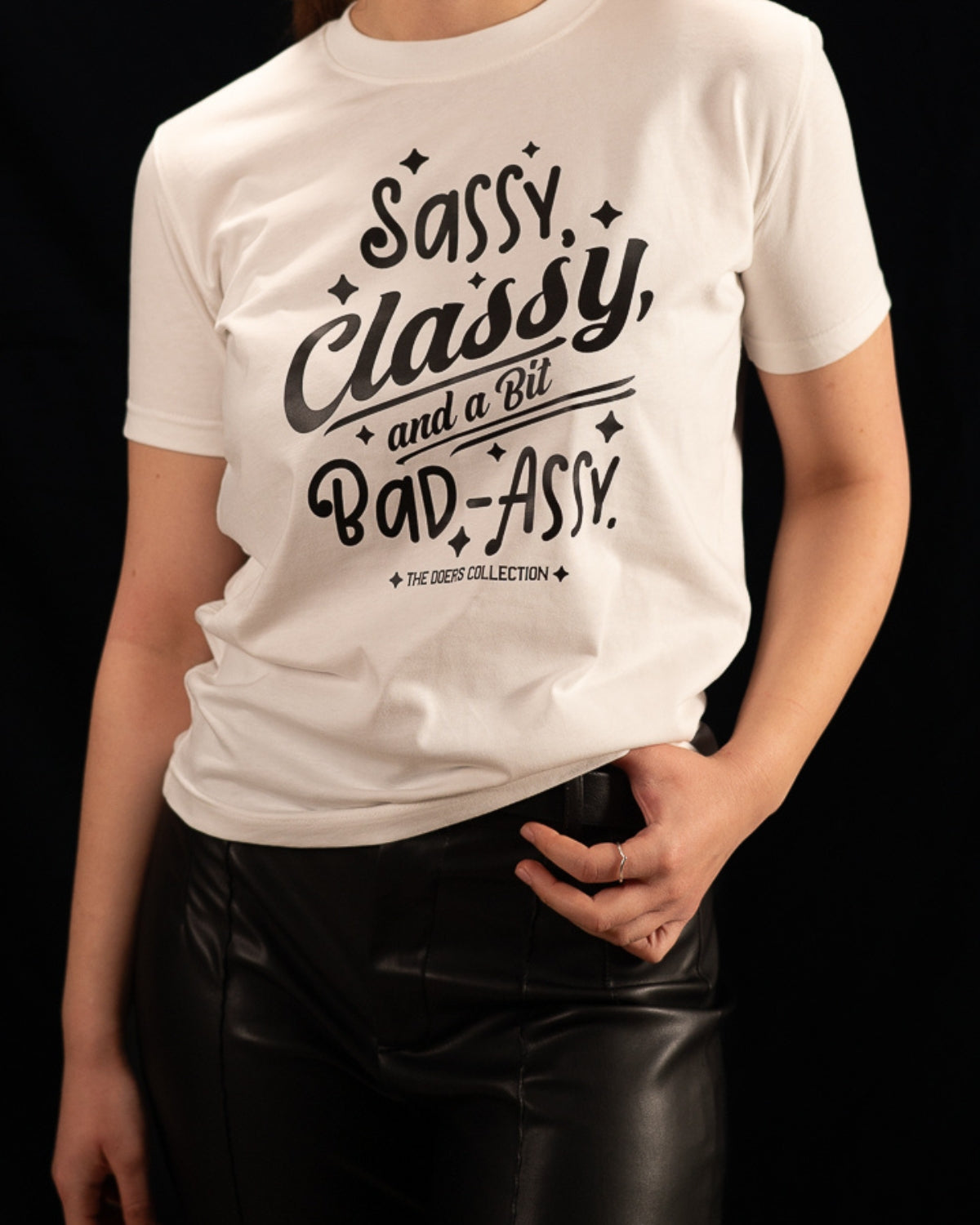 Tricou Premium Bumbac, Imprimeu “Sassy, Classy, and a bit Bad-Assy”