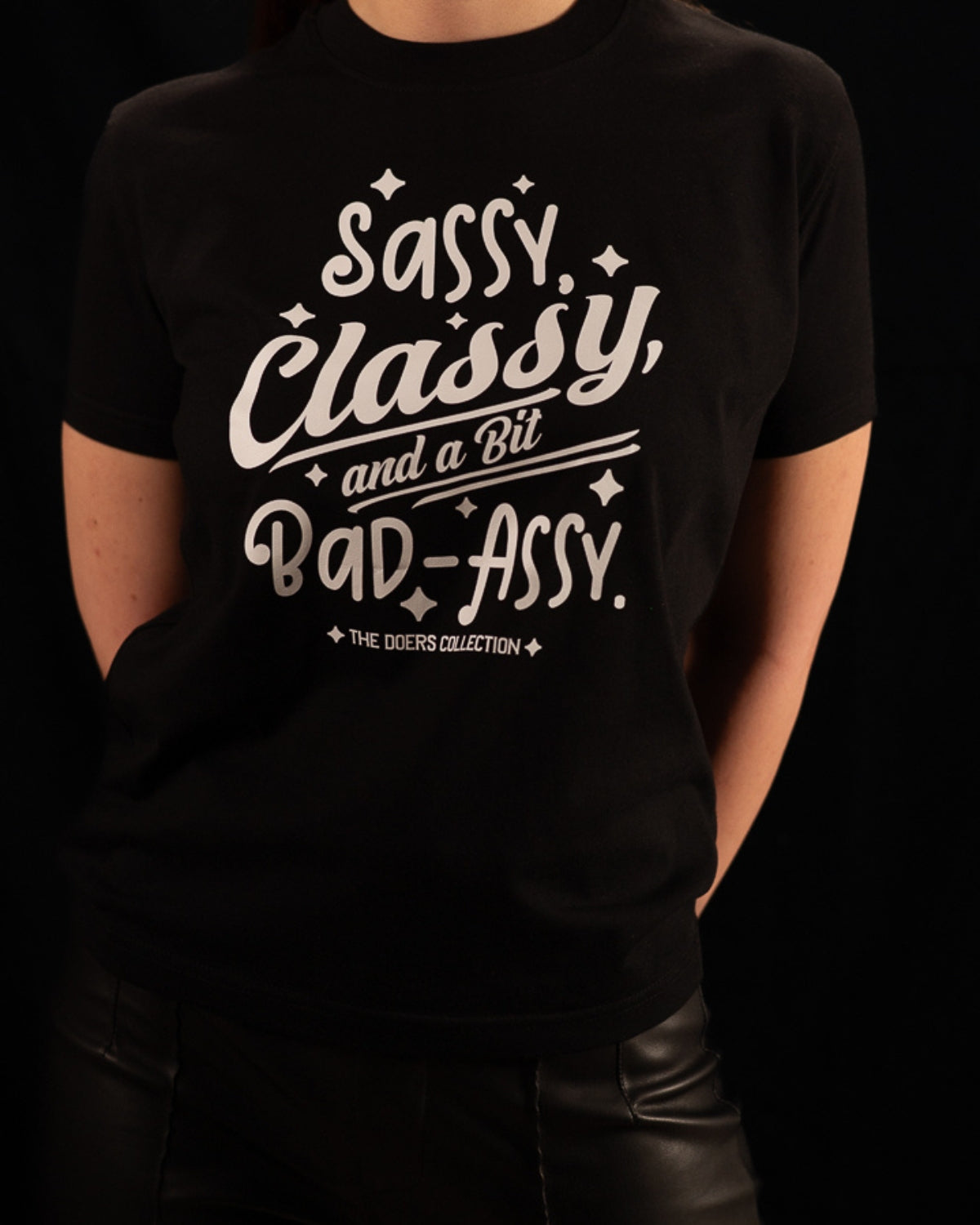 Tricou Premium Bumbac, Imprimeu “Sassy, Classy, and a bit Bad-Assy”