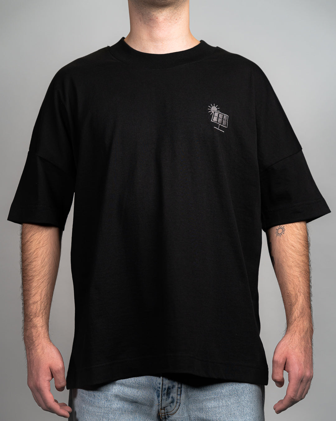 Tricou Oversized cu Logo Brodat Panou Solar, Negru